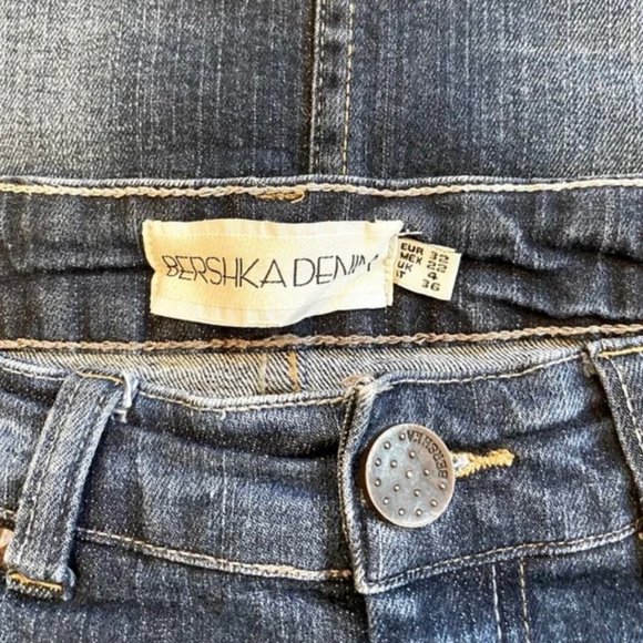 Bershka stretch dark wash 5 pocket denim mini skirt. Women’s size 4 - Picture 3 of 7